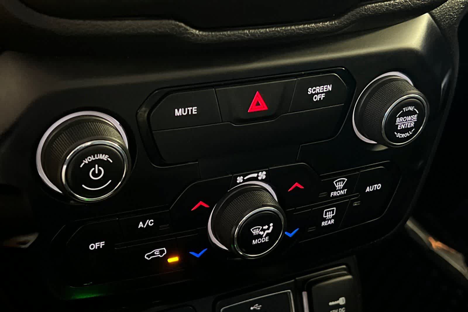 Used 2020 Jeep Renegade Latitude w/ UConnect 8.4 Nav Group AWD/4WD image 24