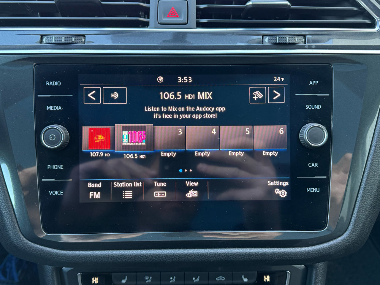 Used 2020 Volkswagen Tiguan SE w/ Panoramic Sunroof Package image 15