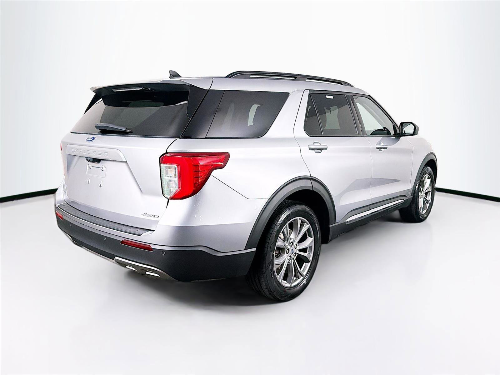 Used 2021 Ford Explorer XLT w/ Equipment Group 202A image 7