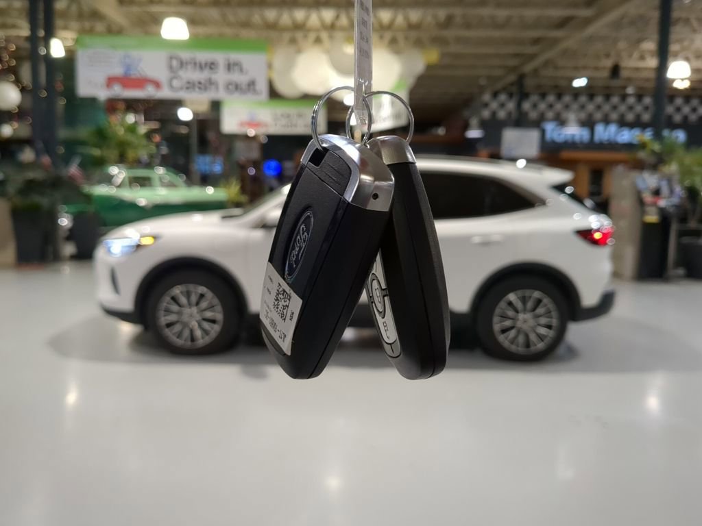 Used 2025 Ford Escape SE image 16