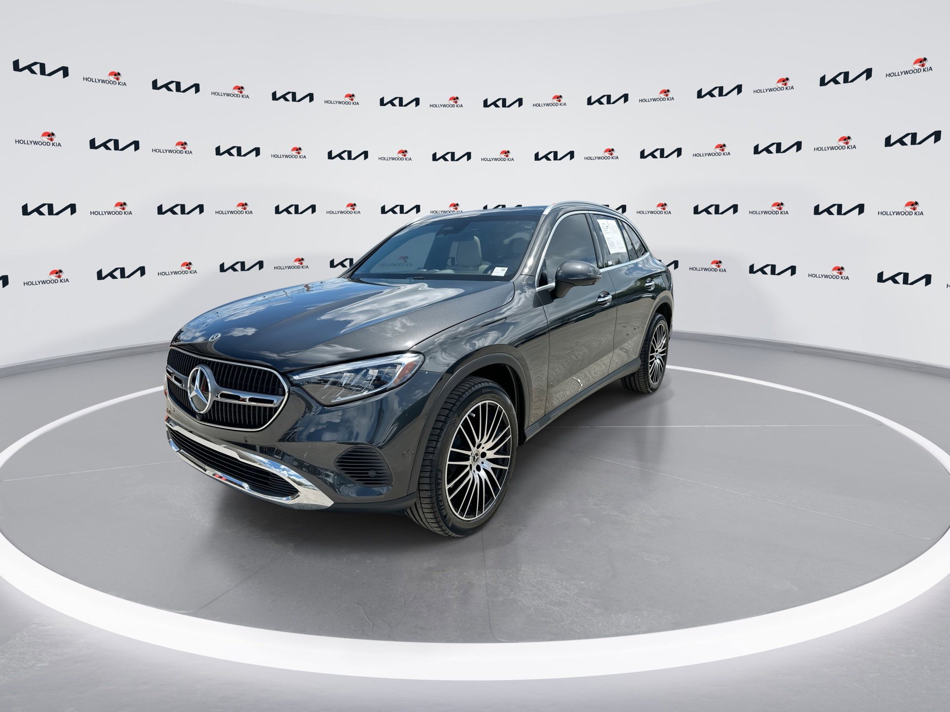 Used 2025 Mercedes-Benz GLC 300 image 4