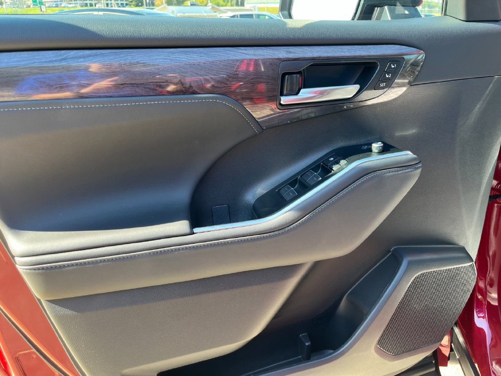 New 2026 Toyota Highlander Platinum AWD/4WD image 11