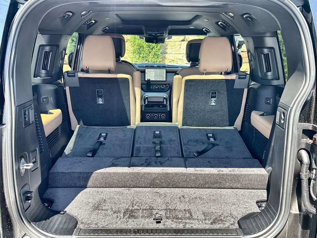 Used 2025 Land Rover Defender 130 X-Dynamic SE image 18