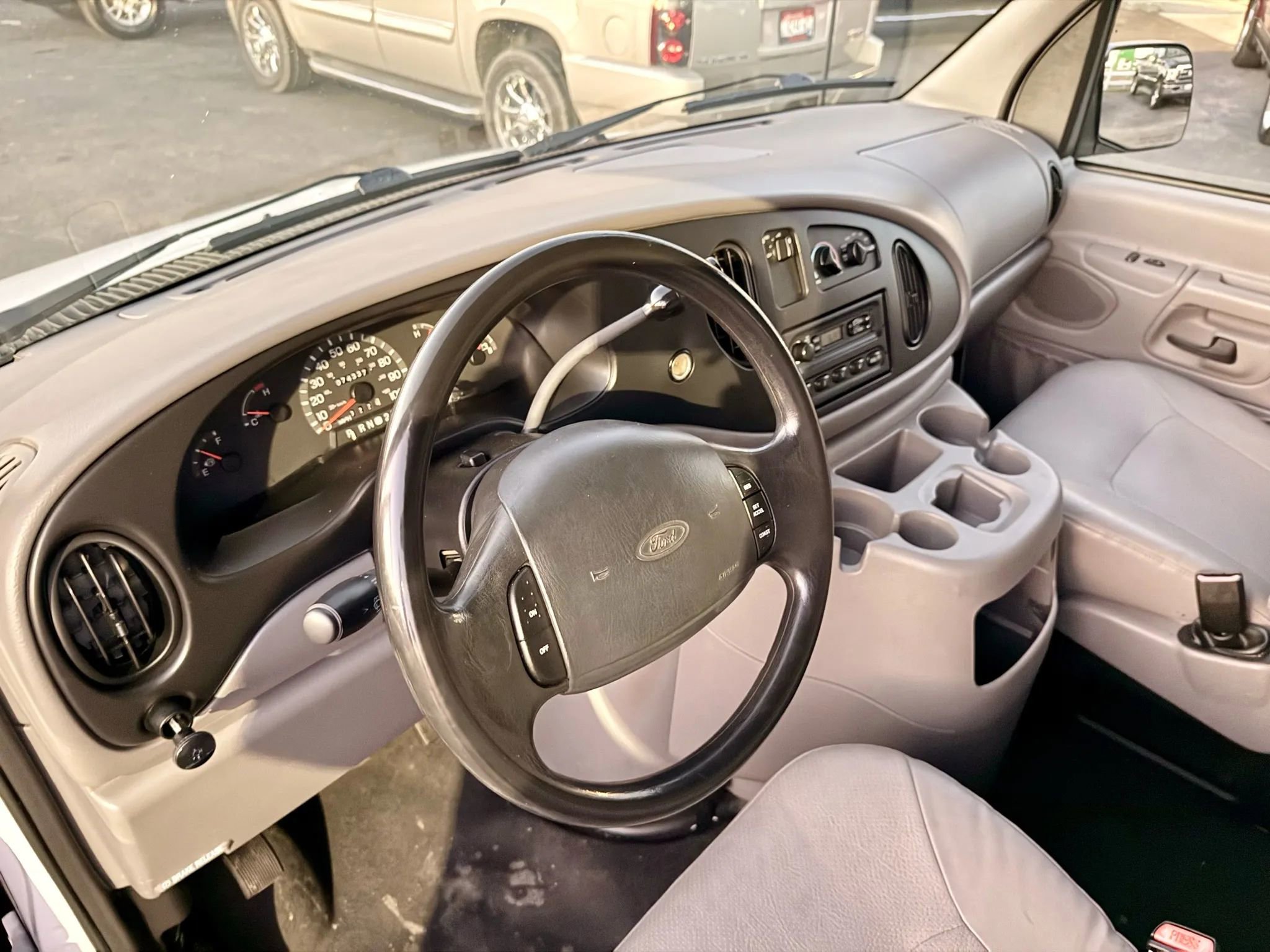 Used 2000 Ford E-350 and Econoline 350 Van image 9