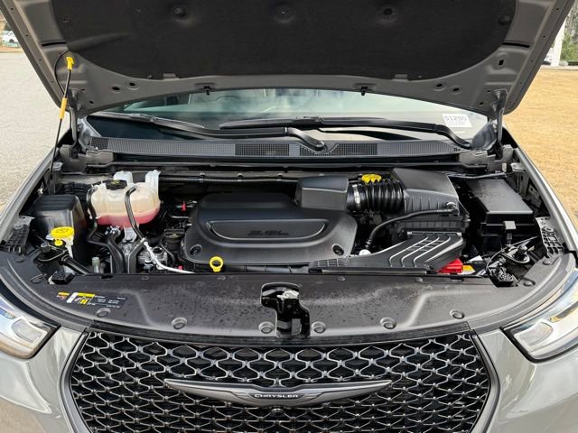 Used 2025 Chrysler Pacifica Limited image 35