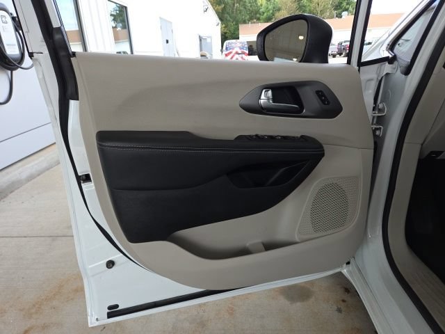 Used 2023 Chrysler Pacifica Touring-L FWD image 38