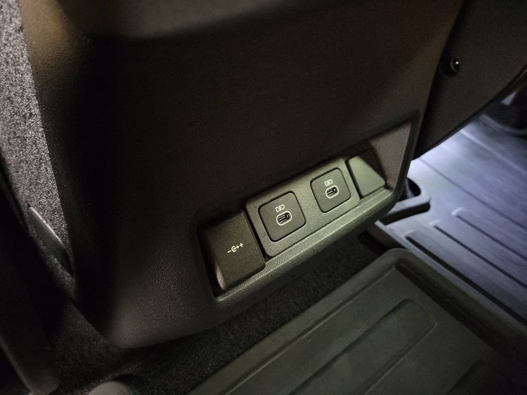 Used 2025 Land Rover Discovery Dynamic SE AWD/4WD image 32