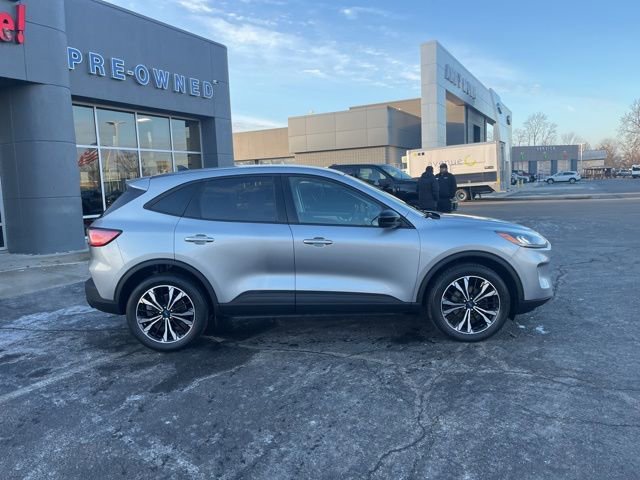 Used 2021 Ford Escape SE w/ SE Sport Appearance Package image 3