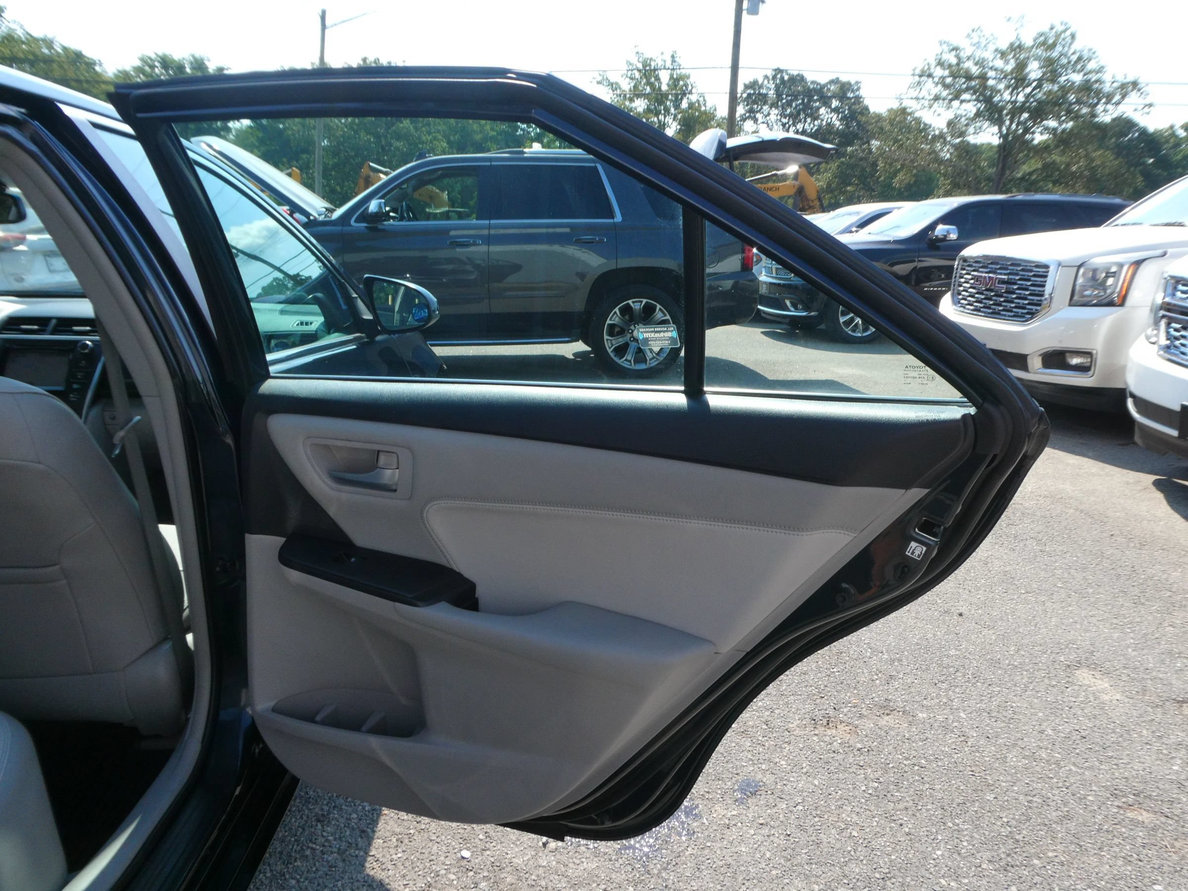 Used 2015 Toyota Camry XLE FWD image 28