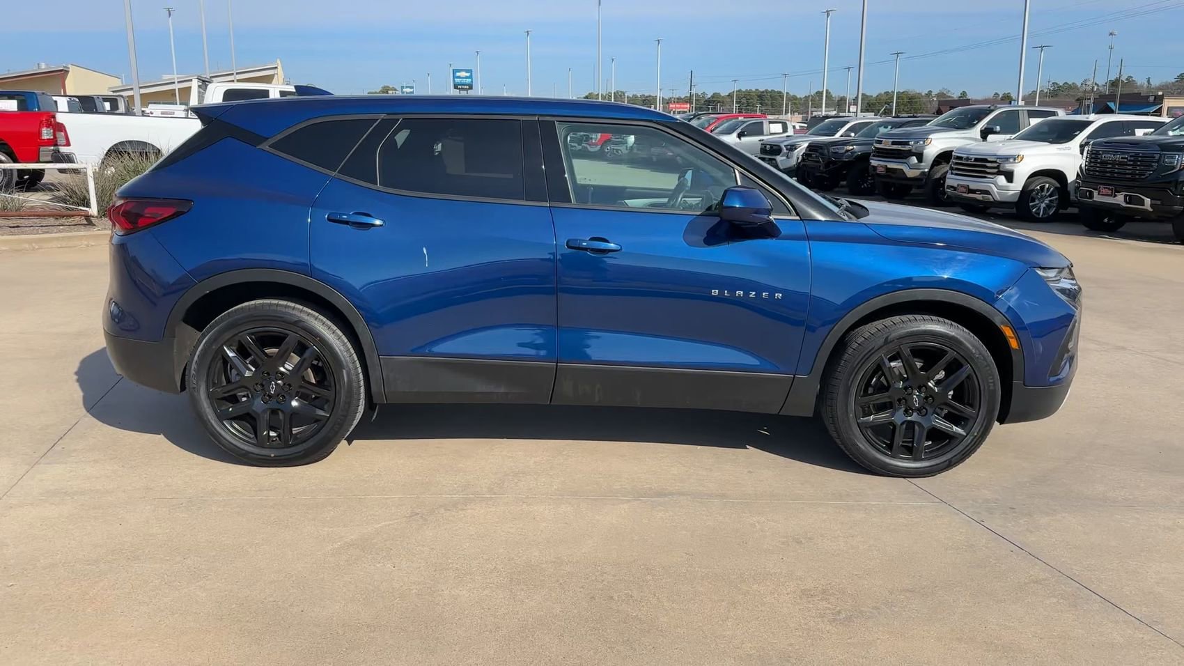 Used 2022 Chevrolet Blazer LT FWD image 2