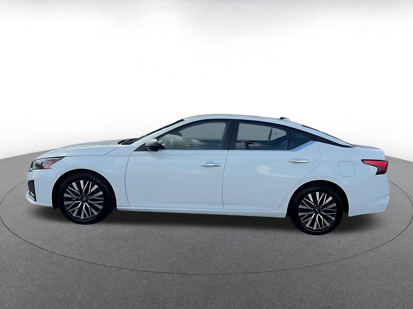 Used 2025 Nissan Altima 2.5 SV FWD image 8