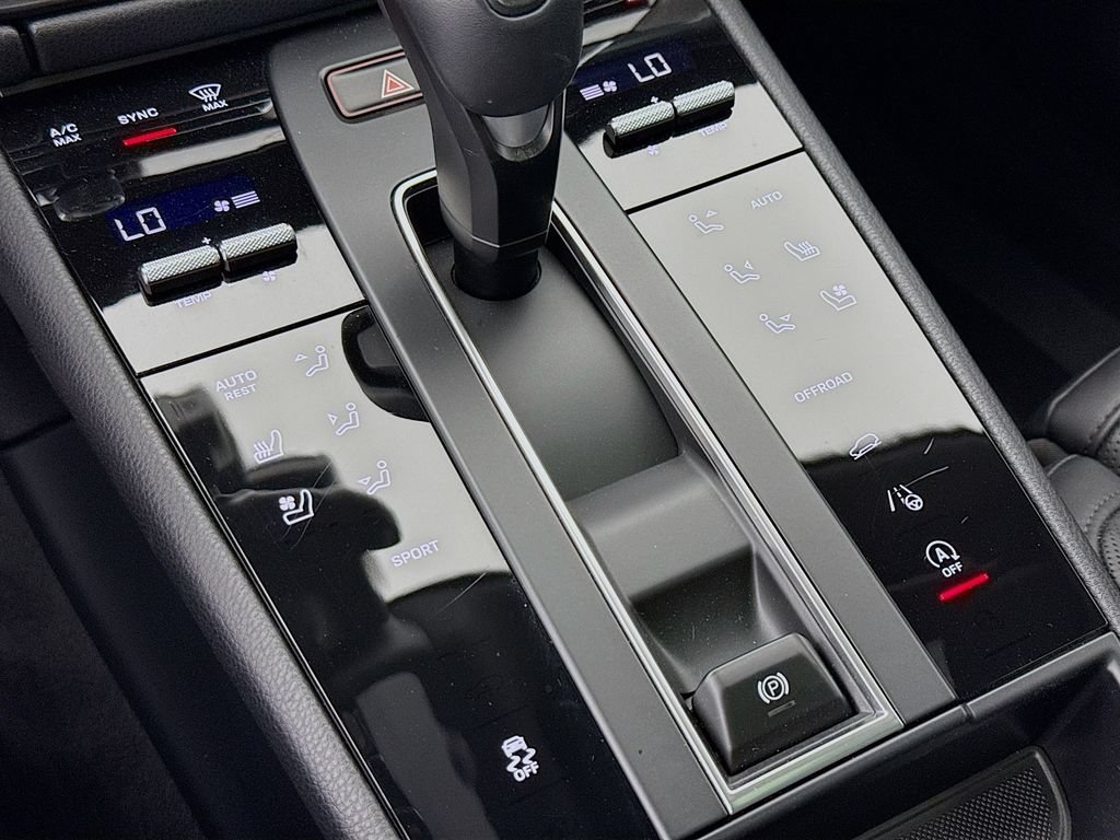 Certified 2025 Porsche Macan AWD/4WD image 23