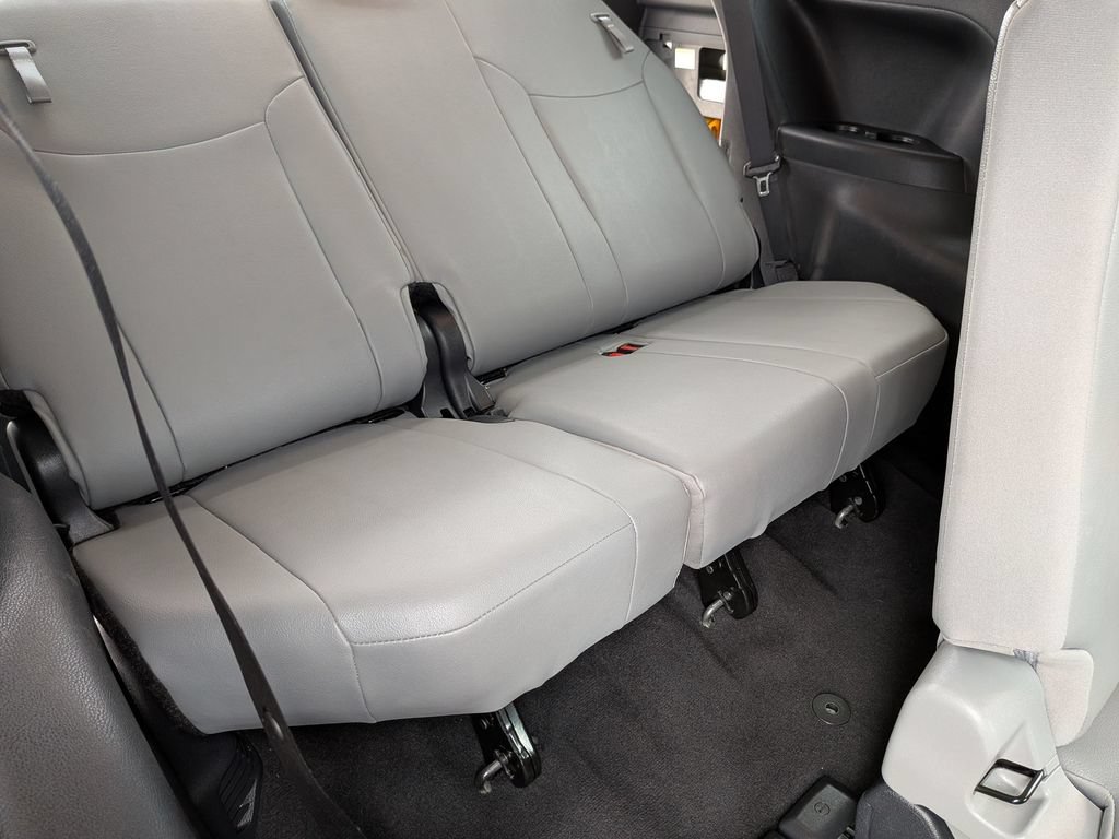 Used 2026 Toyota Sienna XLE FWD image 19