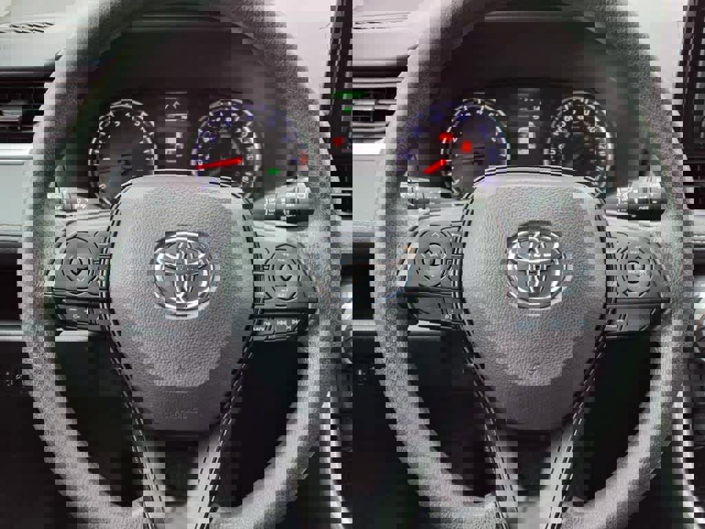 Used 2021 Toyota RAV4 XLE image 16