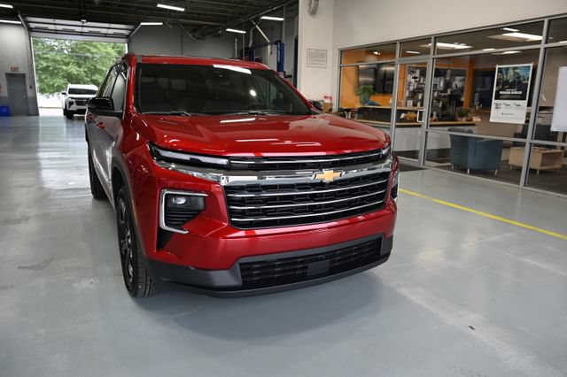 New 2027 Chevrolet Traverse LT w/ Sun and Wheel Package FWD image 3