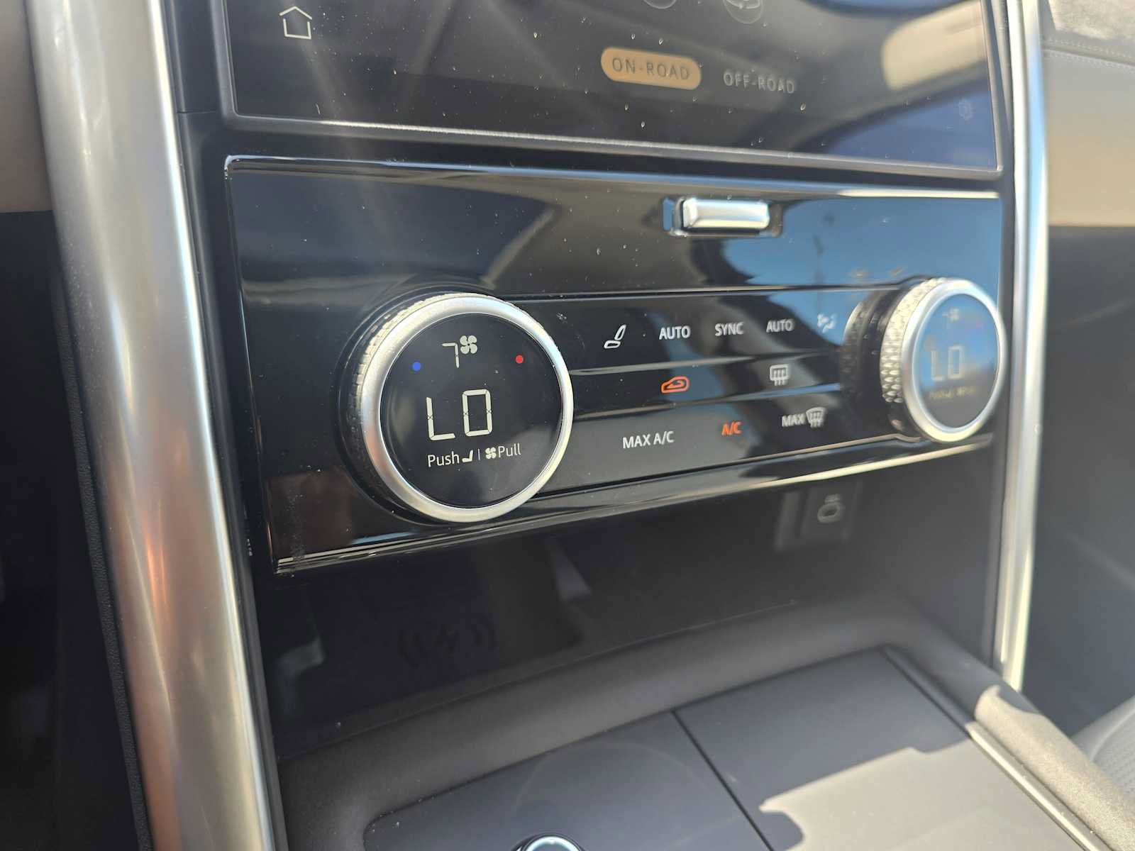 Used 2025 Land Rover Discovery S AWD/4WD image 33