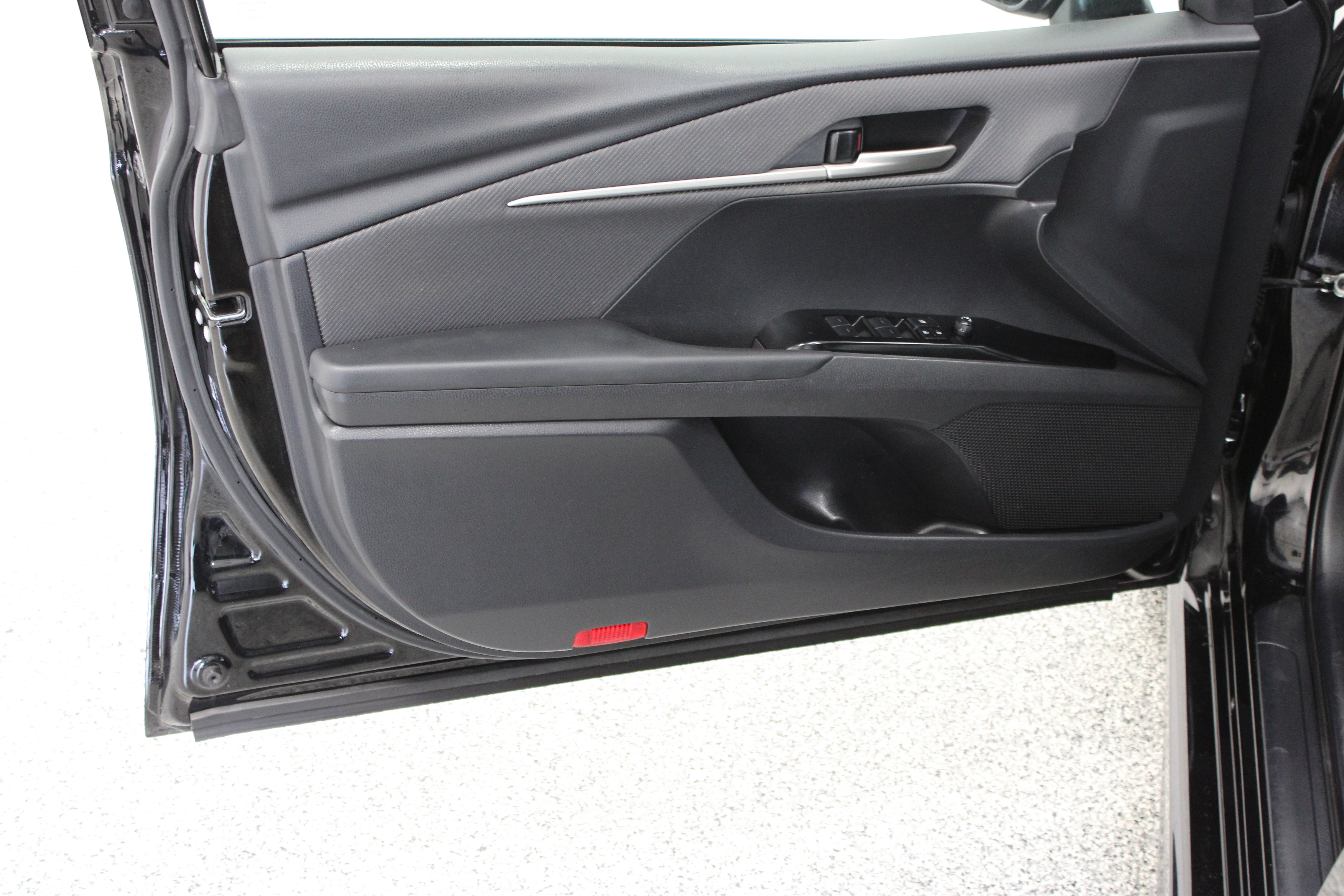 Used 2025 Toyota Camry SE FWD image 12