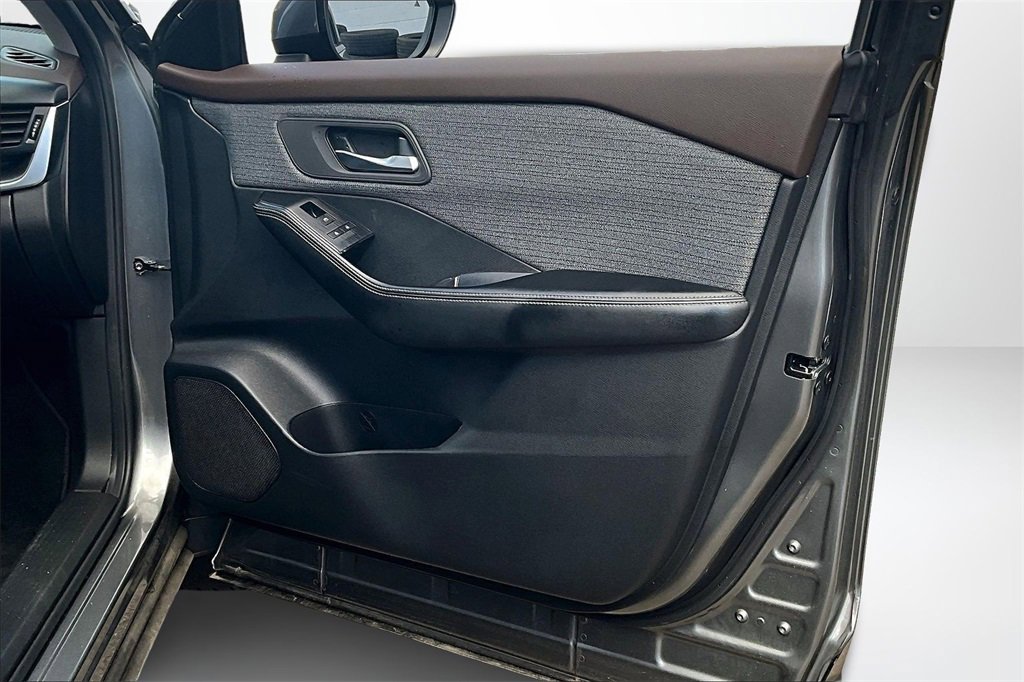 Used 2023 Nissan Rogue SV image 28