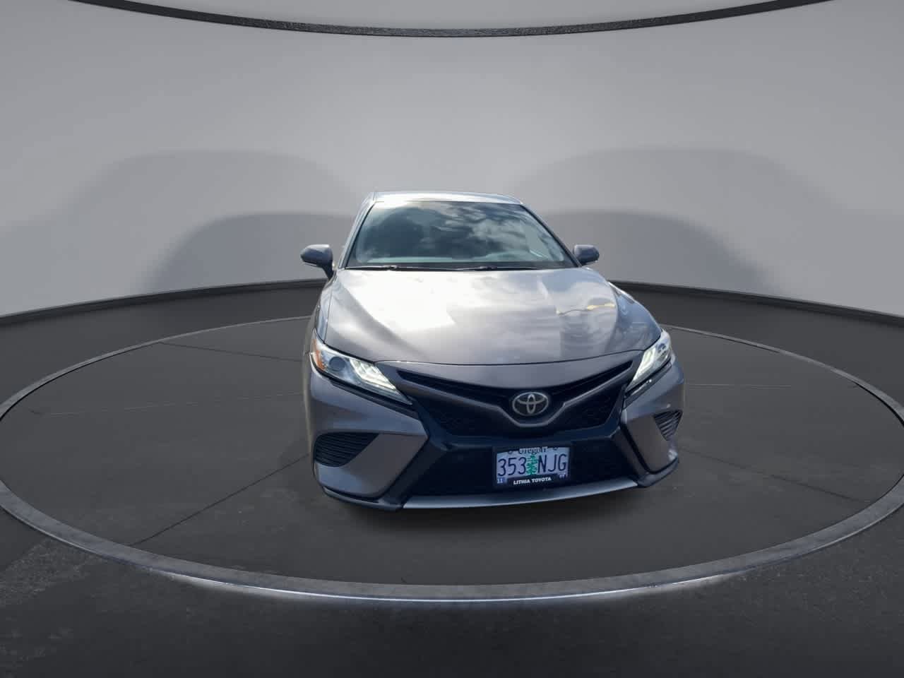 Used 2018 Toyota Camry XSE image 3