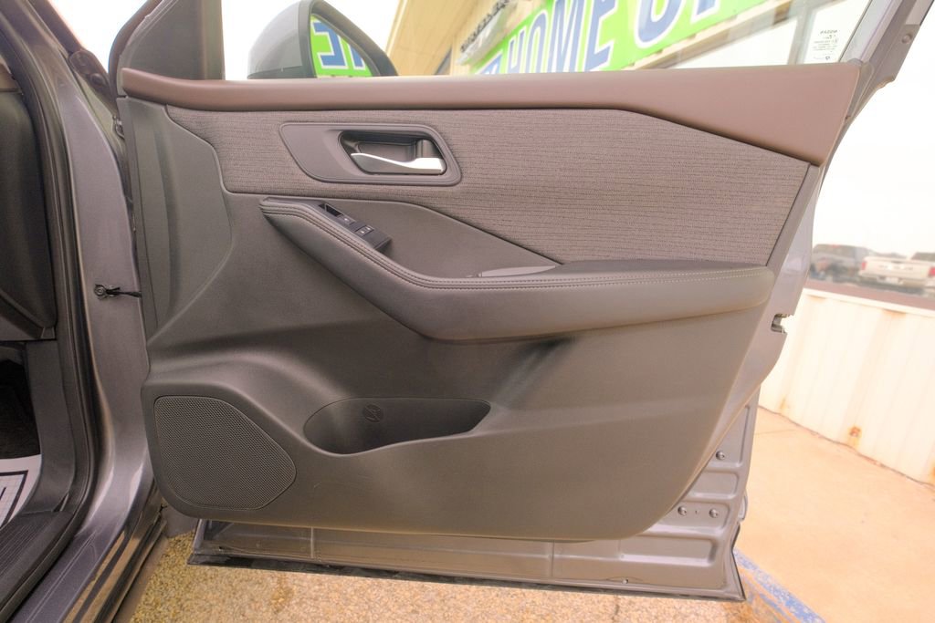 Used 2023 Nissan Rogue SV image 16