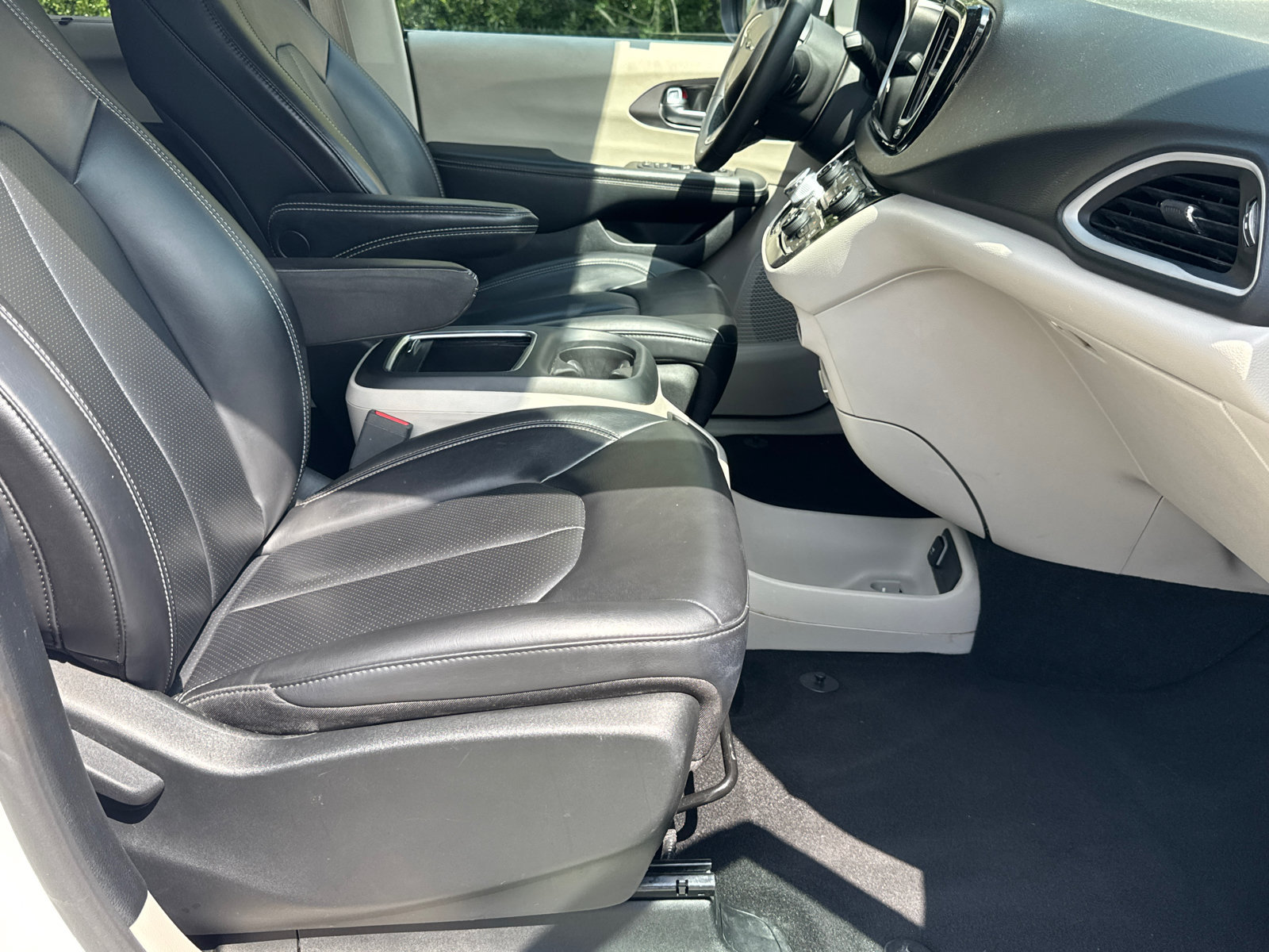 Used 2023 Chrysler Pacifica Touring-L FWD image 13