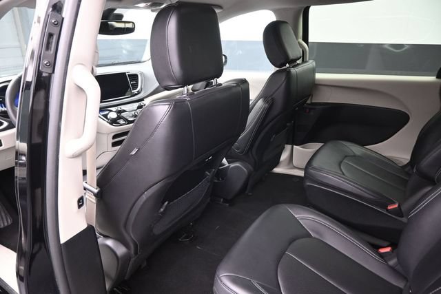 Used 2024 Chrysler Pacifica Limited FWD image 2