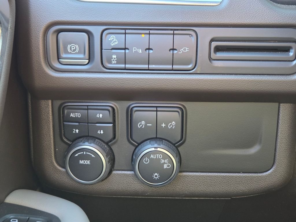 Used 2021 Chevrolet Suburban Z71 AWD/4WD image 35