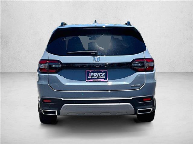 Used 2025 Honda Pilot Touring image 4
