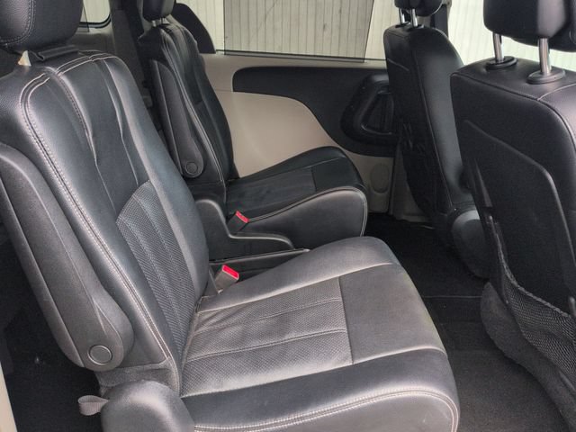 Used 2014 Chrysler Town & Country Touring-L w/ Driver Convenience Group FWD image 28