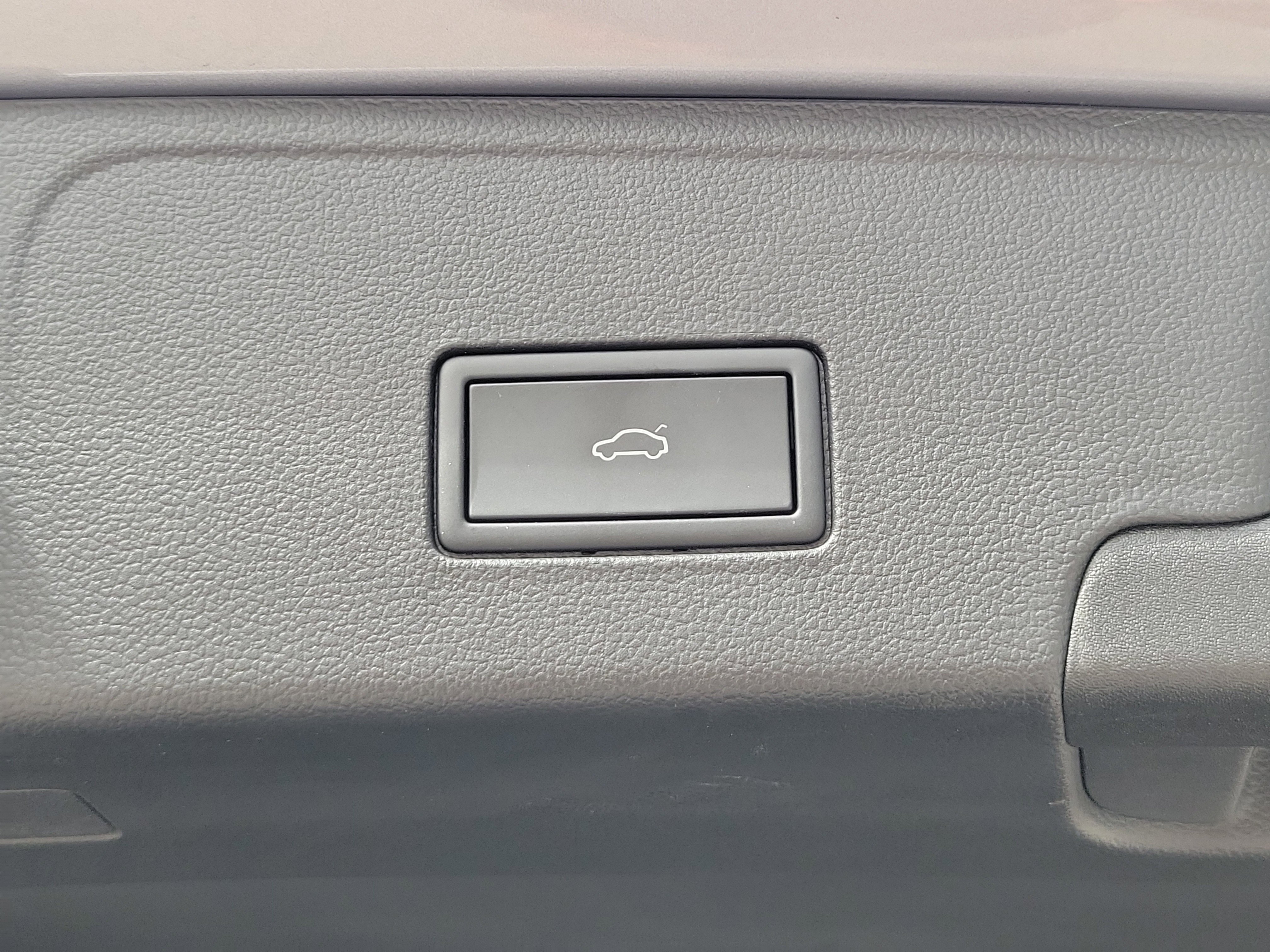 Used 2024 Volkswagen Atlas Cross Sport SE image 17