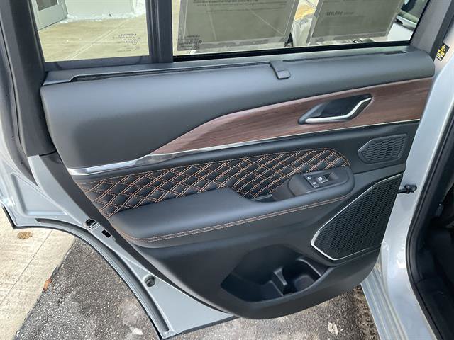 Used 2025 Jeep Grand Cherokee Summit w/ Obsidian Package image 23