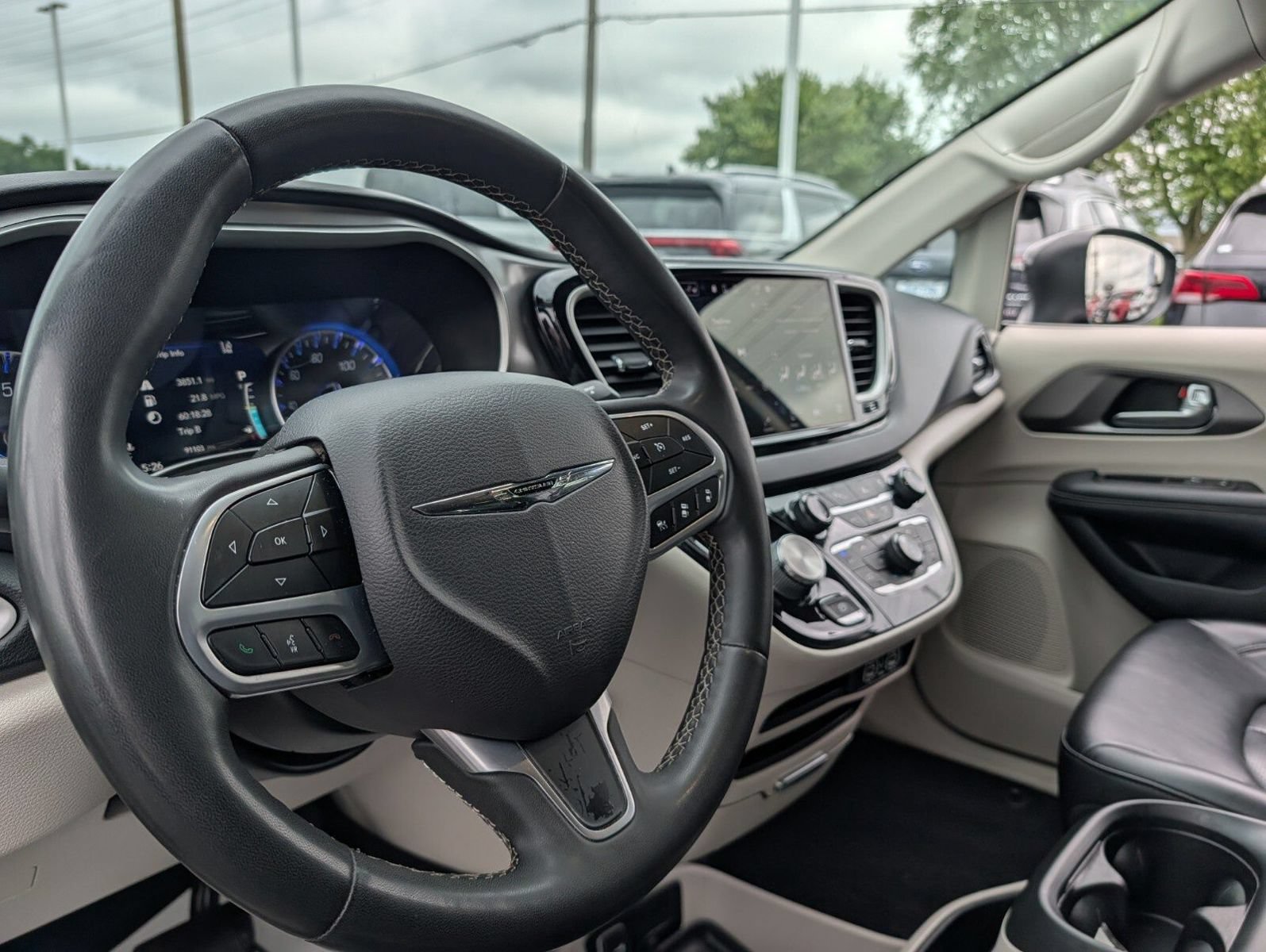 Used 2023 Chrysler Pacifica Touring-L FWD image 25