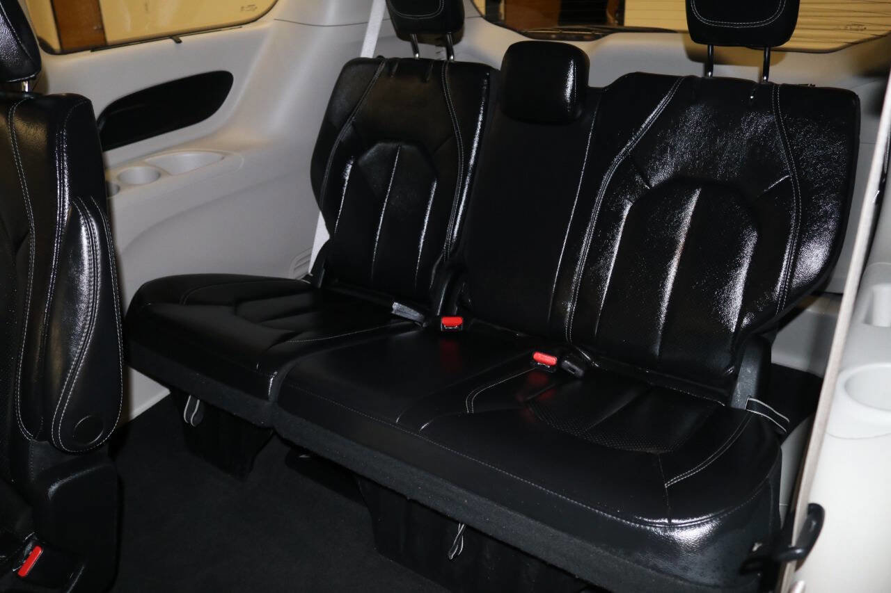 Used 2023 Chrysler Pacifica Touring-L image 16