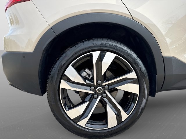 Certified 2025 Volvo XC40 B5 Ultra AWD/4WD image 22