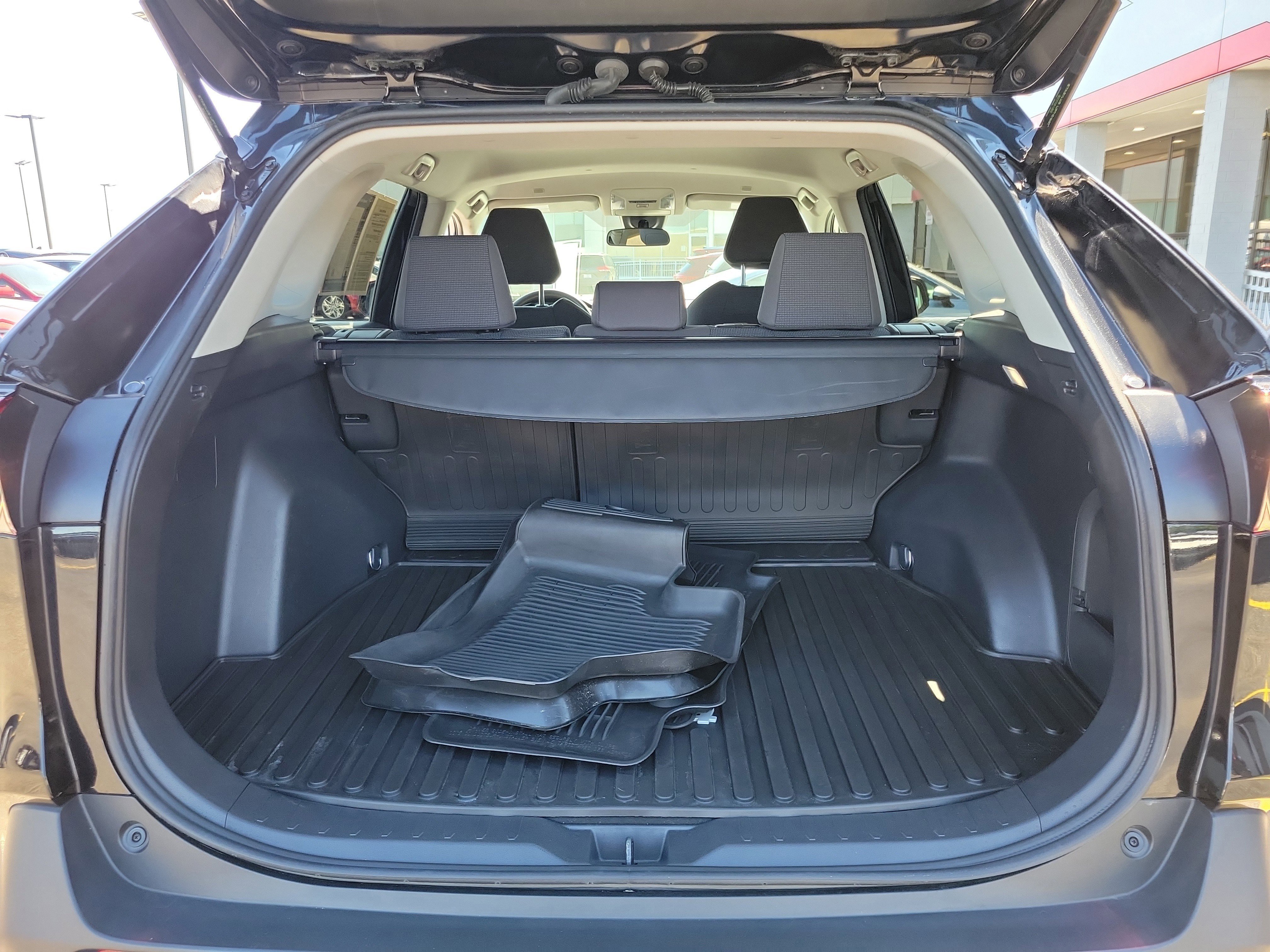 Used 2024 Toyota RAV4 LE AWD/4WD image 8
