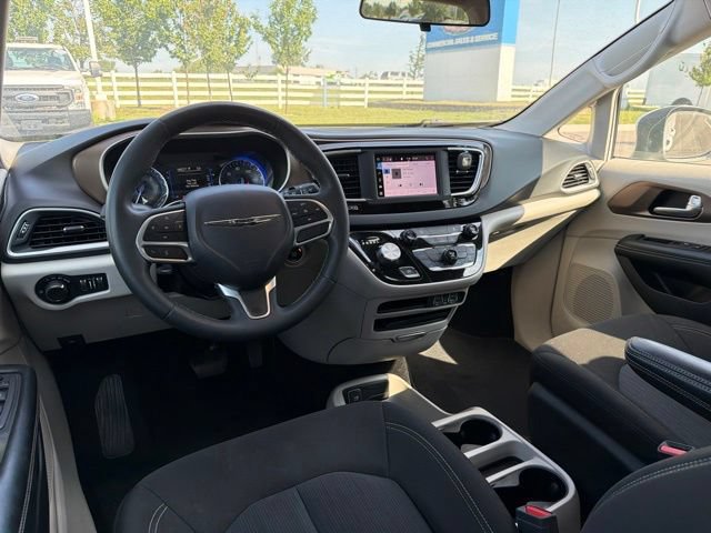 Used 2022 Chrysler Voyager LX FWD image 13
