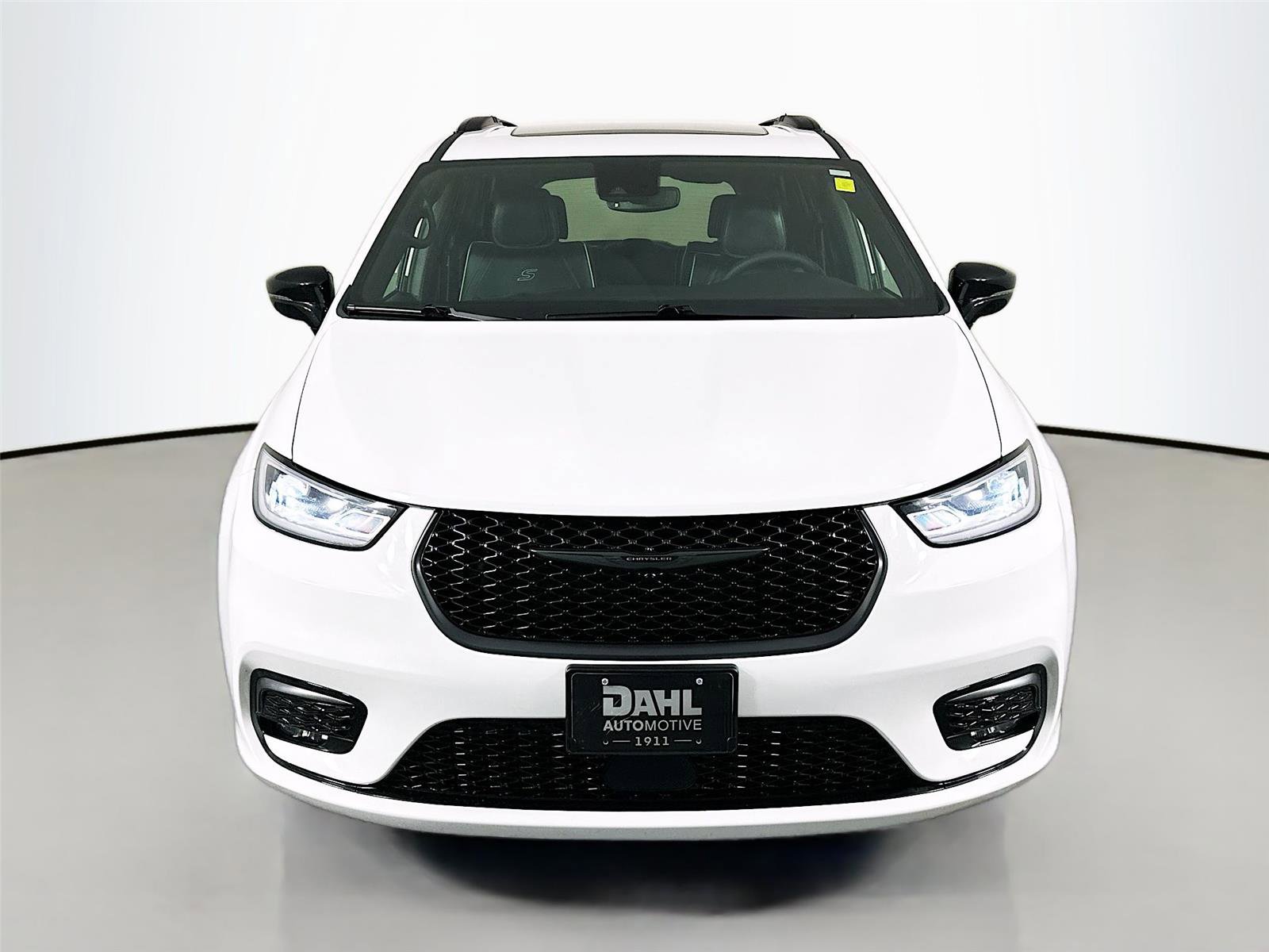 Used 2025 Chrysler Pacifica Limited image 2