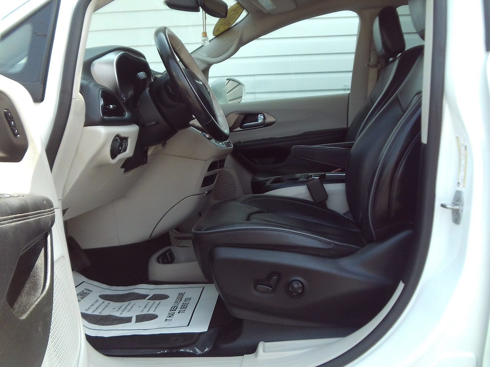 Used 2019 Chrysler Pacifica Limited w/ Tire & Wheel Group FWD image 22