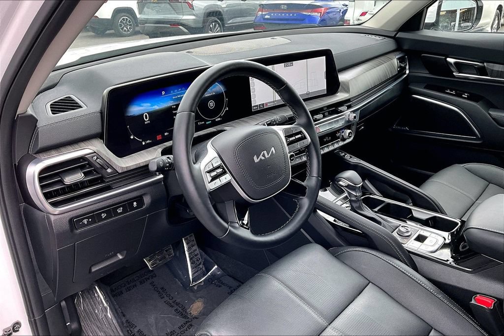 Used 2025 Kia Telluride SX w/ SX Captain's Chair Package AWD/4WD image 18