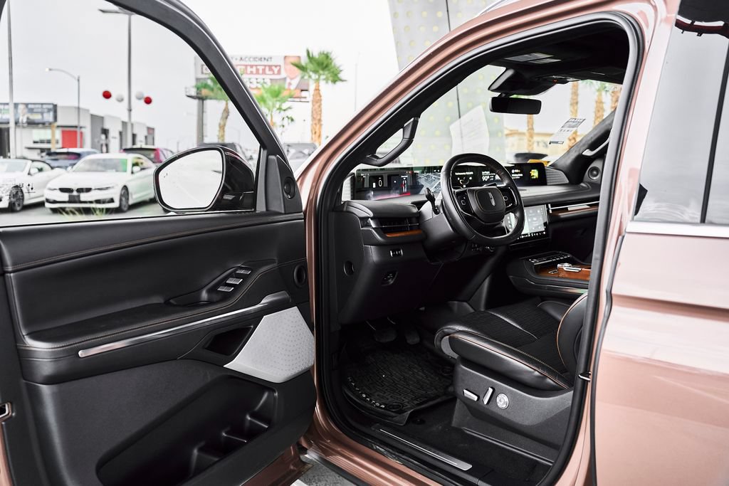 Used 2025 Lincoln Navigator Black Label AWD/4WD image 11