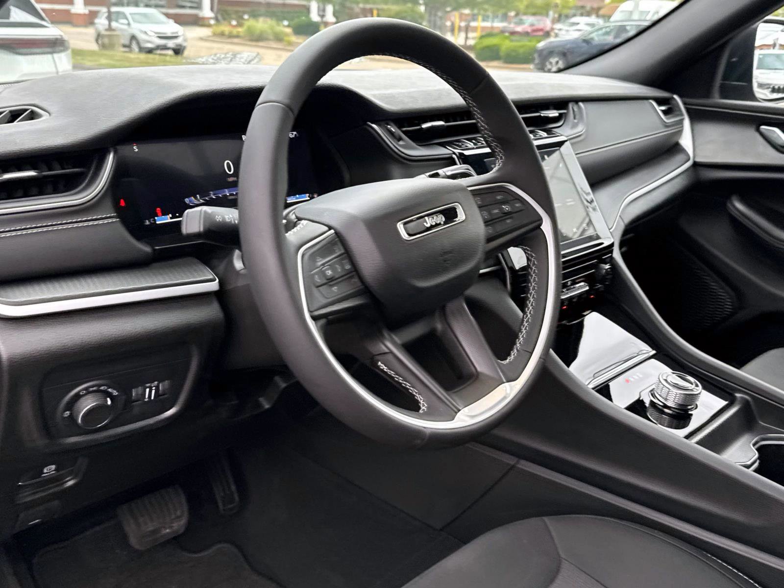 Used 2025 Jeep Grand Cherokee Laredo X image 10