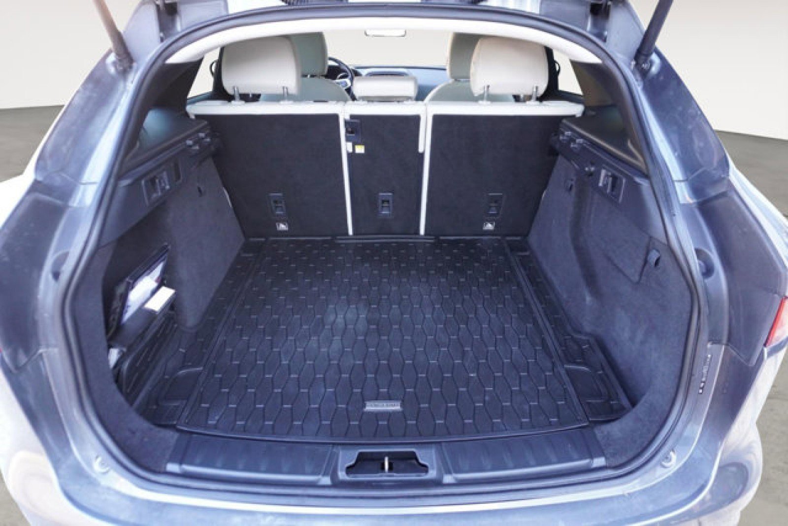 Used 2018 Jaguar F-PACE Prestige image 10