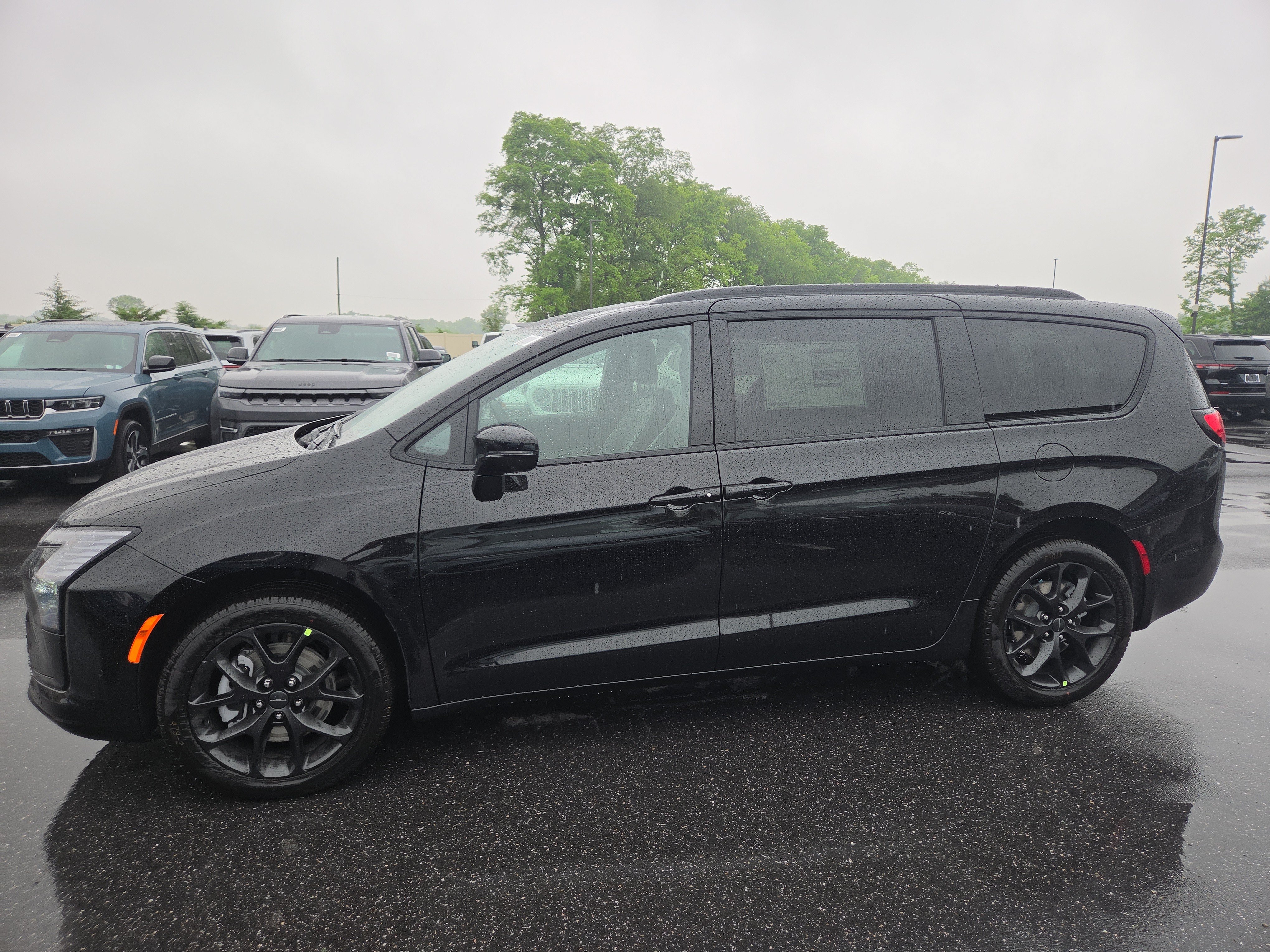 New 2027 Chrysler Pacifica Limited AWD/4WD image 11