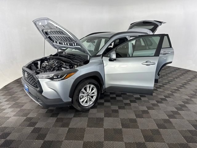 Used 2023 Toyota Corolla Cross LE w/ Moonroof Package AWD/4WD image 12