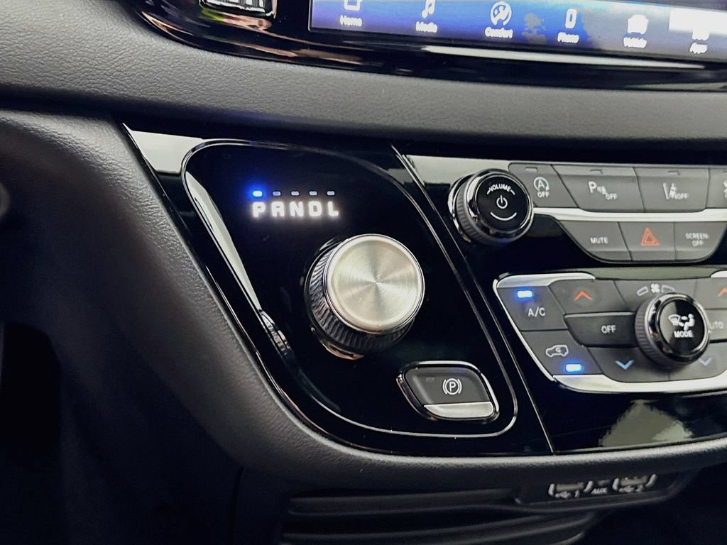 Used 2025 Chrysler Pacifica Select FWD image 10
