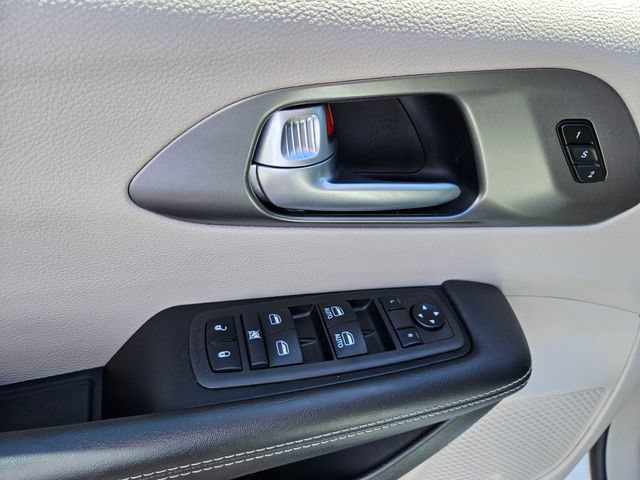 Used 2024 Chrysler Pacifica Touring-L FWD image 26