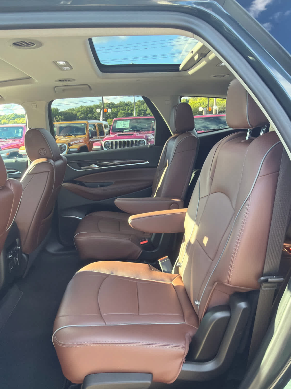 Used 2020 Buick Enclave Avenir w/ Avenir Technology Package AWD/4WD image 12