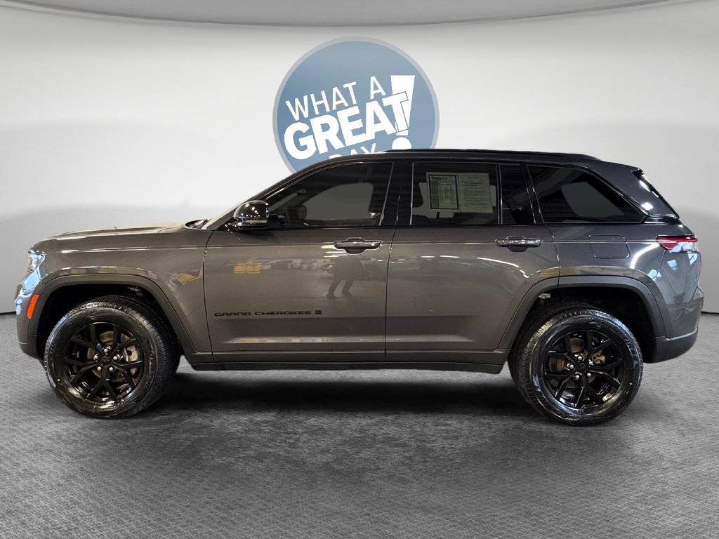 Used 2024 Jeep Grand Cherokee Laredo AWD/4WD image 7