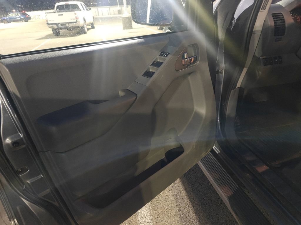 Used 2020 Nissan Frontier SV image 7