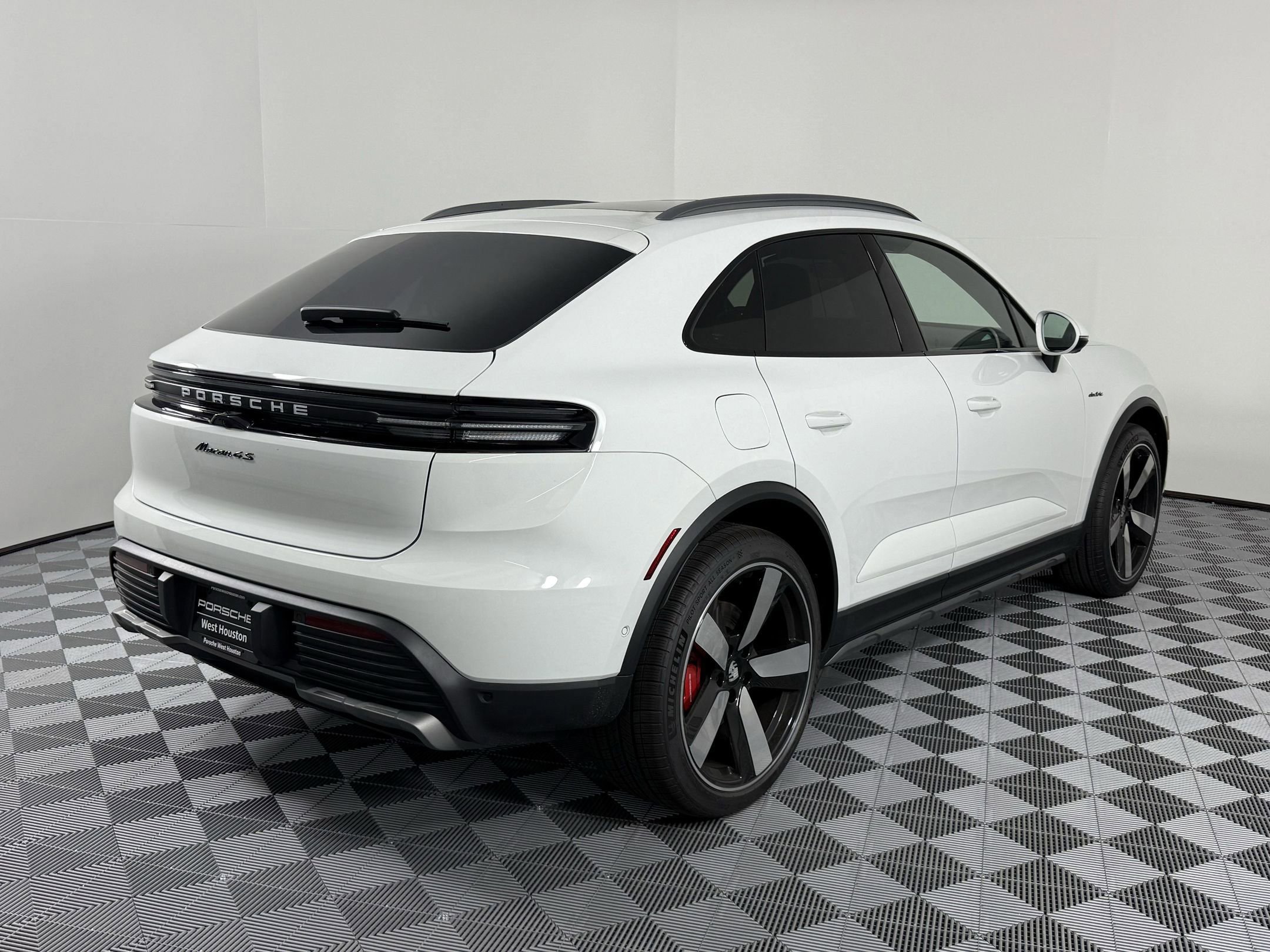 Certified 2025 Porsche Macan 4S Electric AWD/4WD image 9
